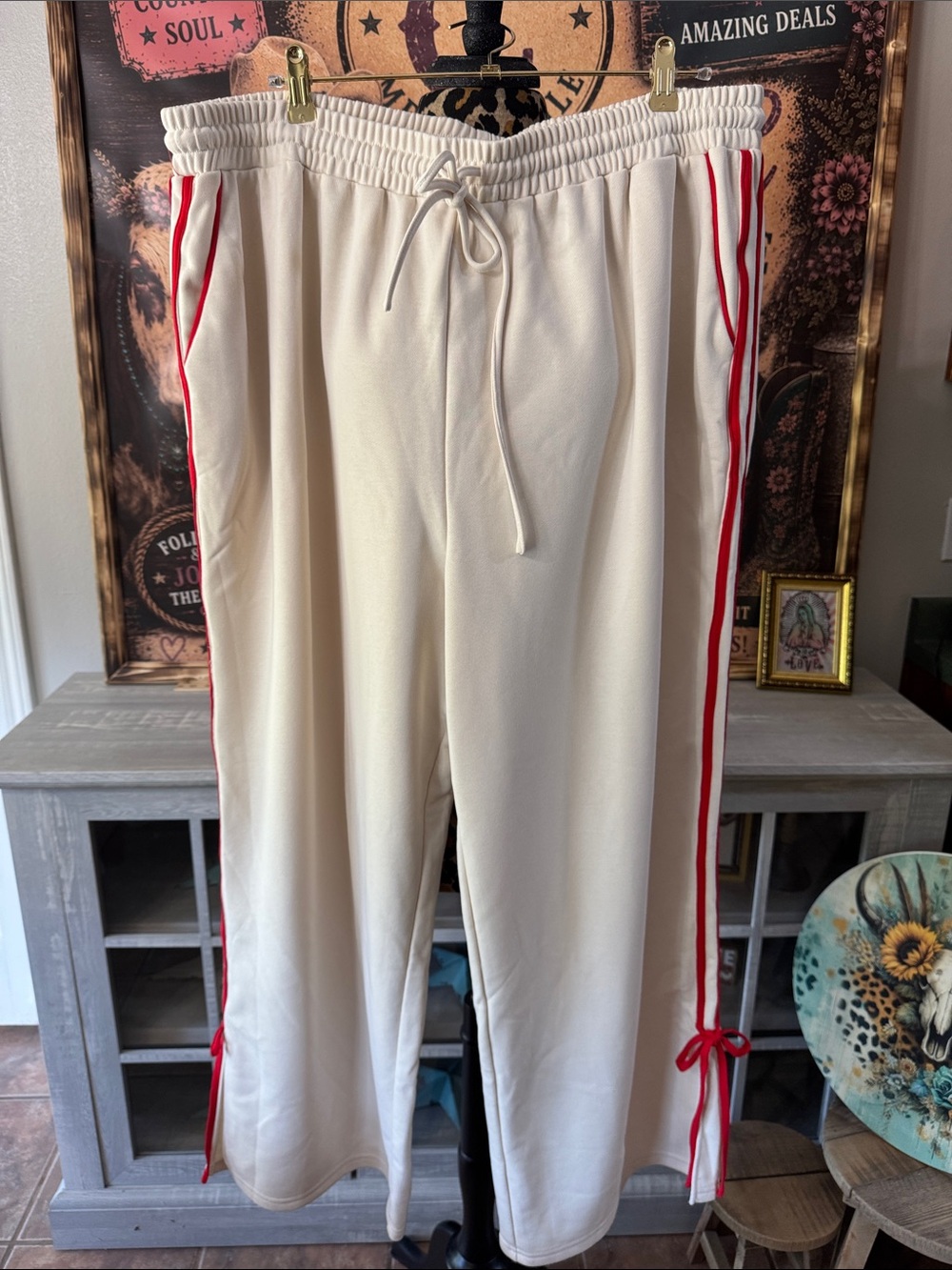 NWOT GILLI Women's Size 1XL Cream Wide Leg Pull-On Pants w/Red Side Stripe
